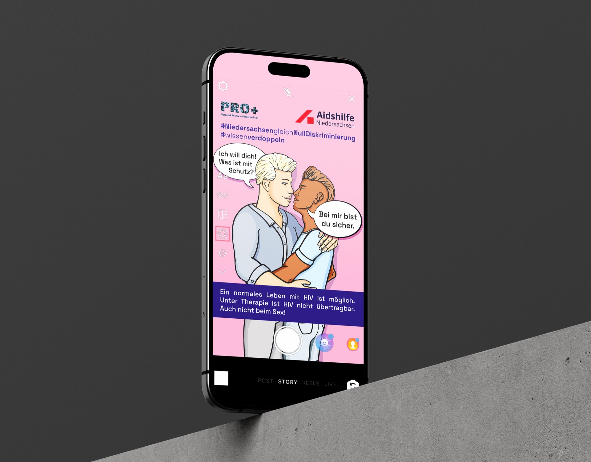 Smartphone-Mockup des Paarmotivs mit Sprechblasen und ergänzendem Informationstext