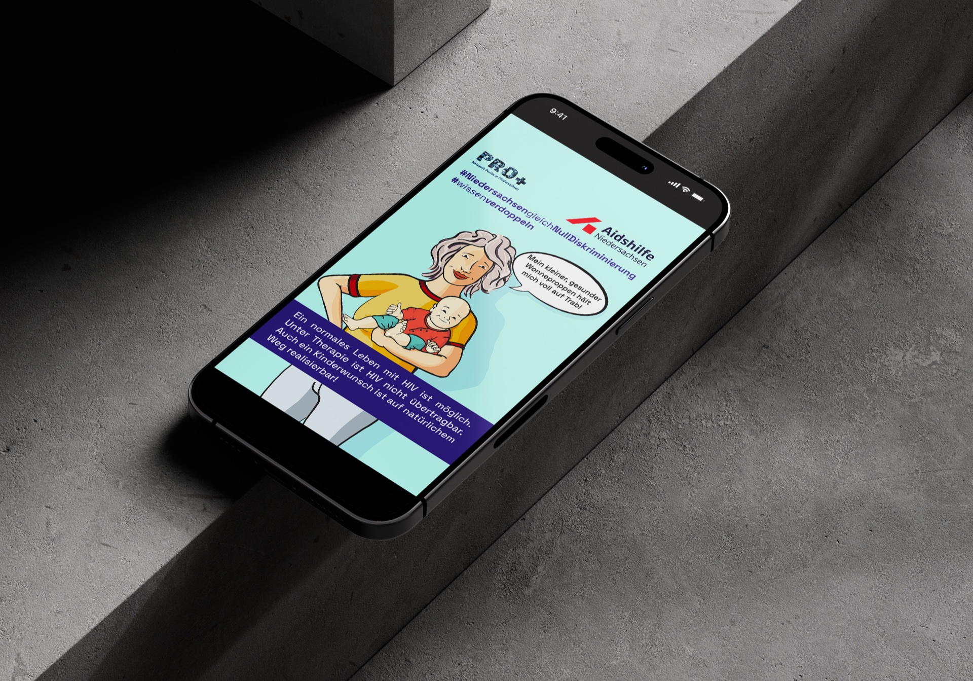 Smartphone-Mockup des Familienmotivs mit einer Person und Baby sowie ergänzendem Informationstext