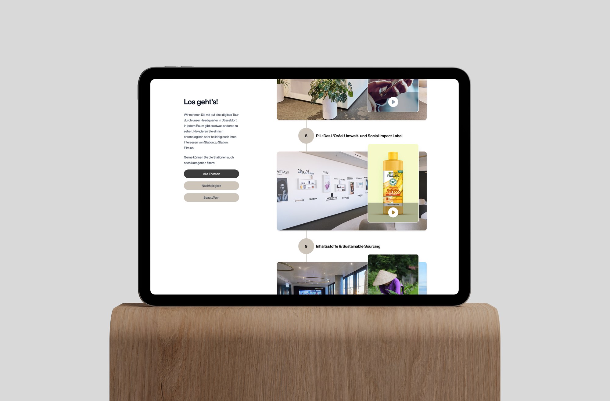 01 / Die digitale Tour: Stationen, Themenfilter und Videos auf dem Tablet.