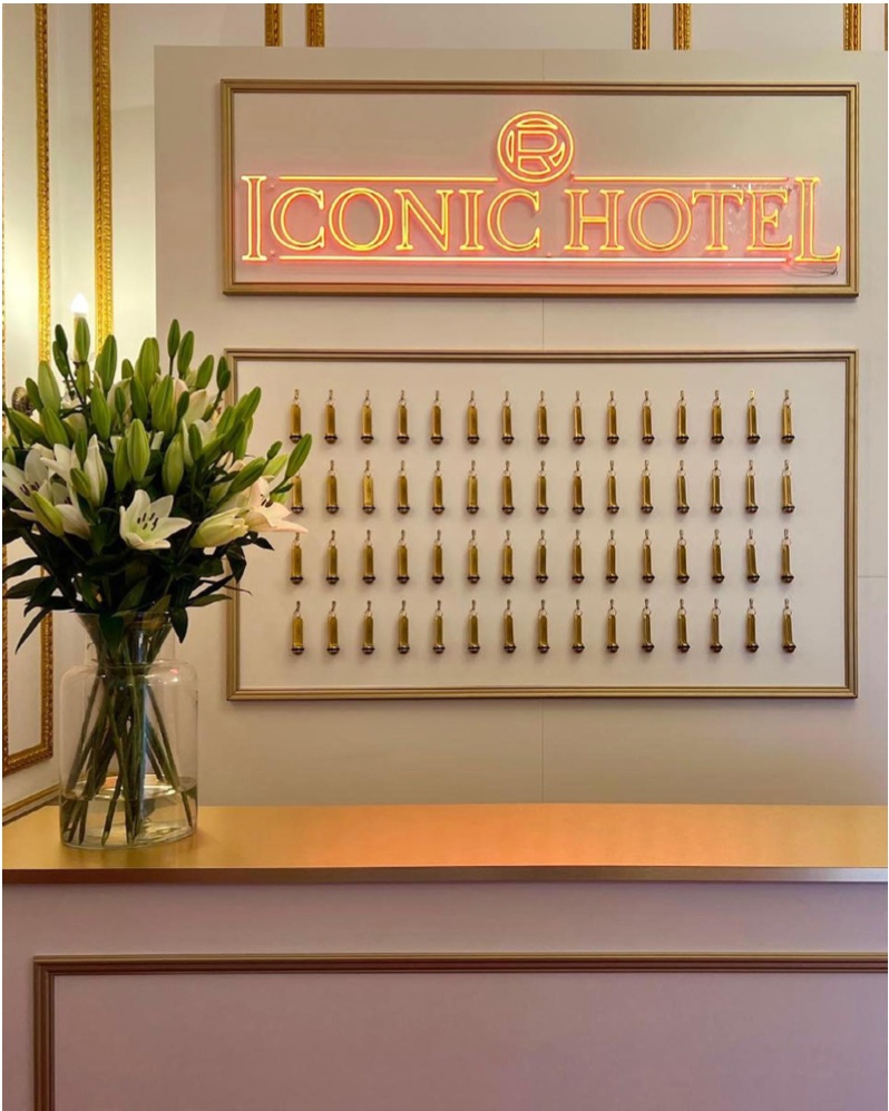 Iconic Hotel Logo im eleganten Interieur