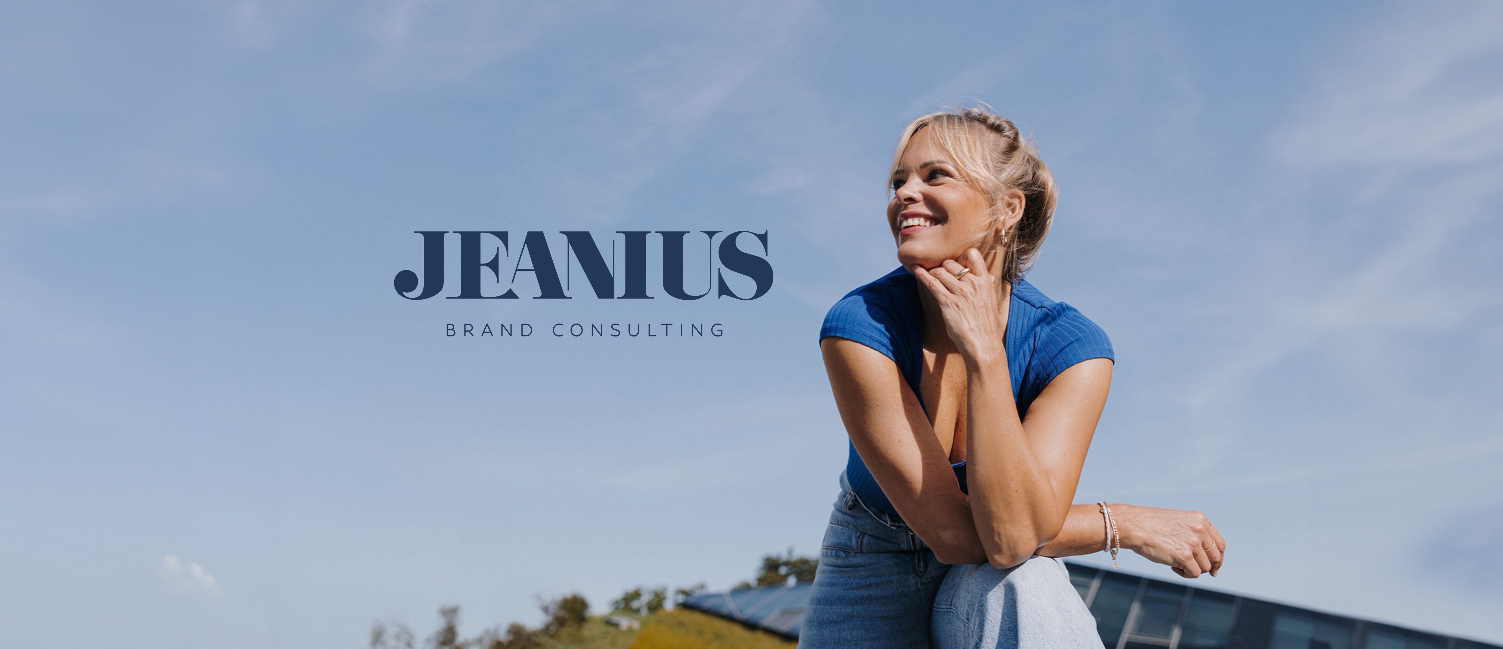 JEANIUS Brand Consulting mit Wortmarke und Porträt von Danielle Echtermeyer in blauer Denimkleidung