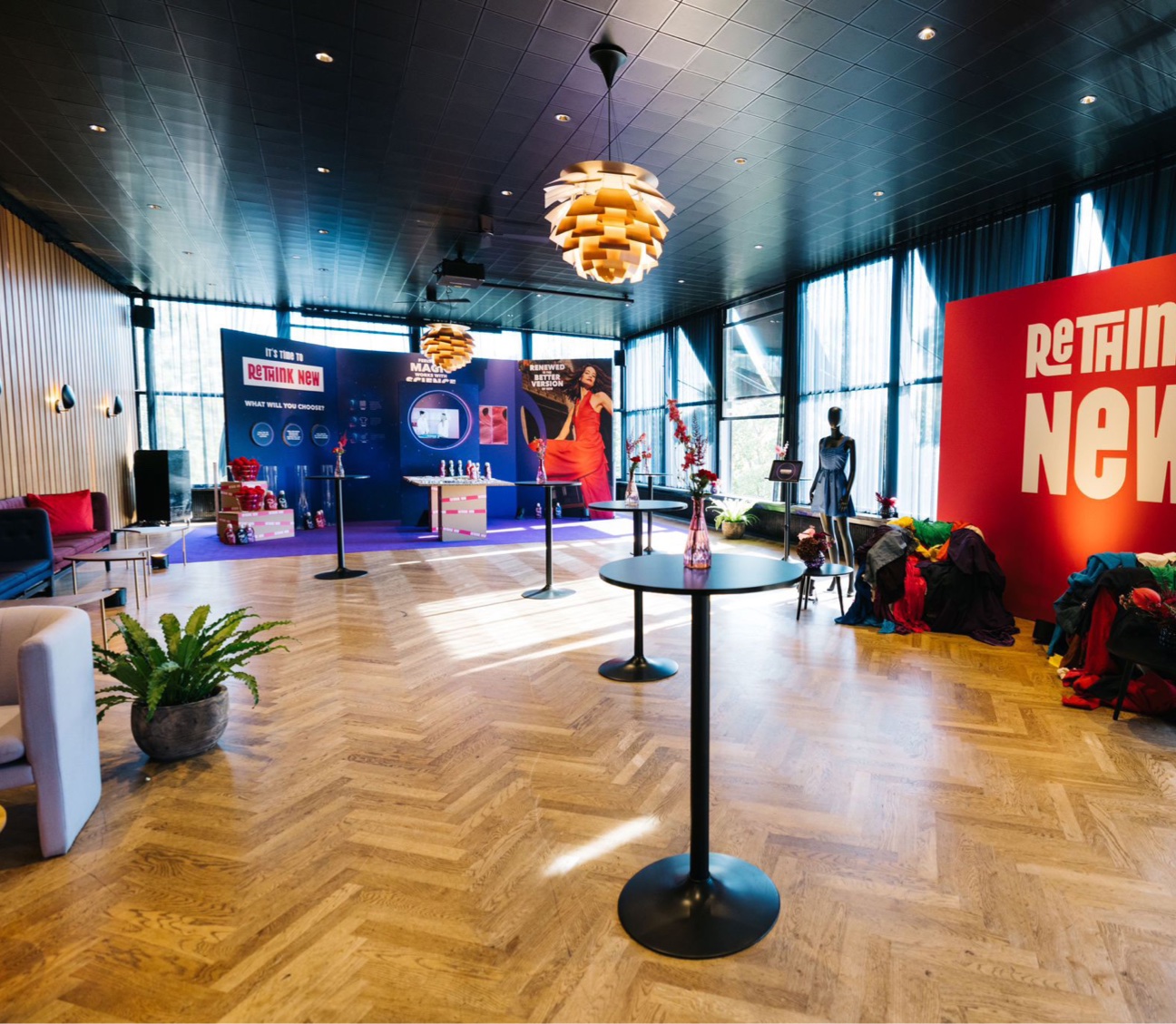 Perwoll Event mit großer Typografie und roten Installationen
